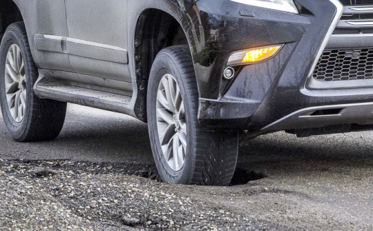 Các bộ phận của xe ô tô dễ bị hư hỏng nhất khi đi vào đường xóc