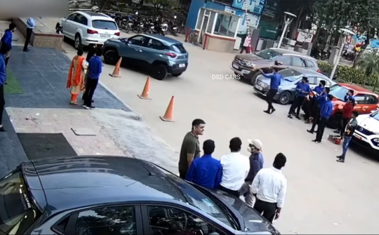 Tay lái luống cuống phá xe mới coóng khi vừa ra khỏi đại lý