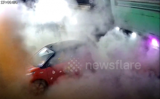 Lốp xe tải bất ngờ phát nổ đúng lúc người đi bộ ngang qua