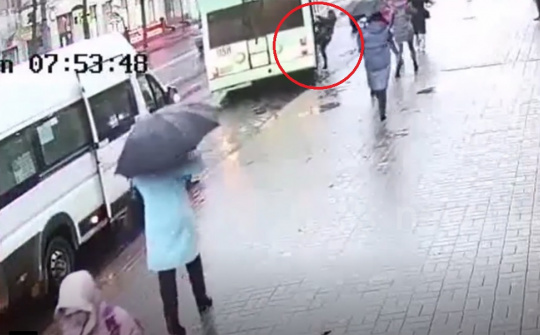 Tình huống nguy hiểm khi cô gái vừa bước chân lên xe buýt