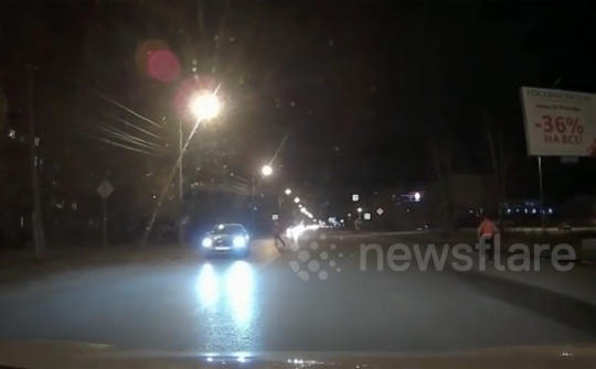 Ô tô húc bay tên trộm lên không trung khi hắn đang tẩu thoát