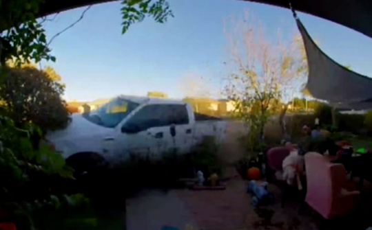 Tài xế lái bán tải xuyên sân chơi, đâm thủng phòng khách nhà dân