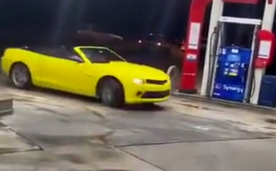 Nữ tài xế bốc đồng drift xe mui trần quanh cây xăng