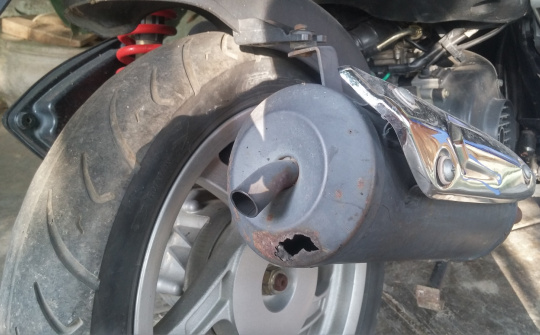 Cách xử lý khi xe máy bị thủng ống xả