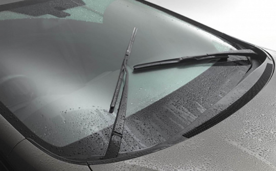 Bao lâu nên thay gạt nước kính chắn gió trên xe ô tô