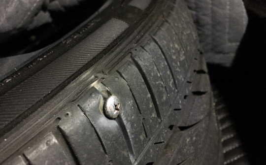 Làm sao để phát hiện có đinh cắm vào lốp xe?