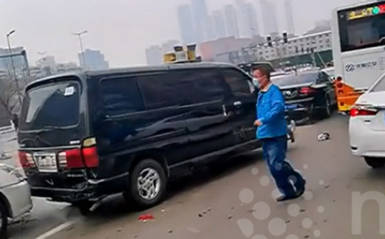 Xe van chạy trốn cảnh sát đâm cả loạt ô tô
