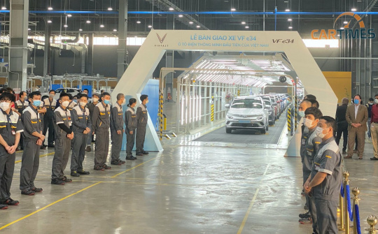 Những chiếc VinFast VF e34 đầu tiên tới tay khách hàng: miễn phí thuê pin 1 năm, tặng gói trang bị 60 triệu đồng