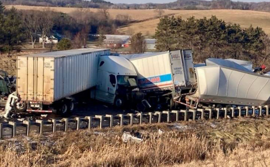 Kinh hoàng 40 chiếc ô tô gặp tai nạn trên đường cao tốc