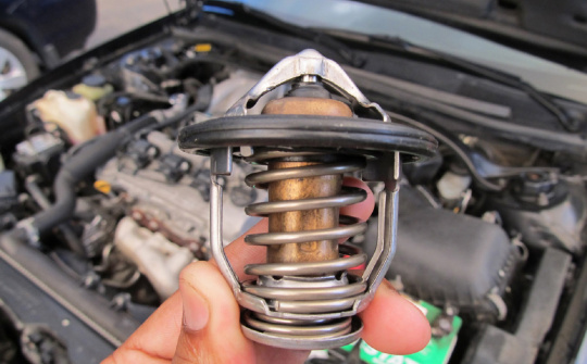 Dấu hiệu cho thấy van điều nhiệt ô tô có vấn đề