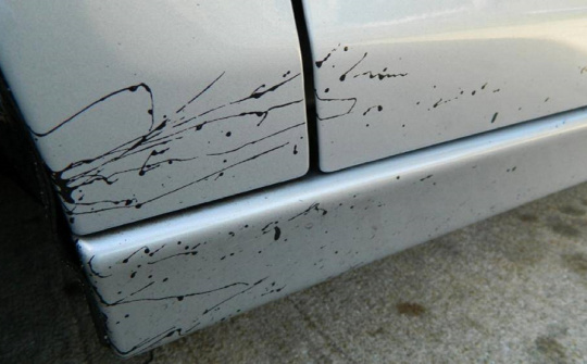 Cách tẩy vết nhựa đường dính vào xe chỉ trong nháy mắt