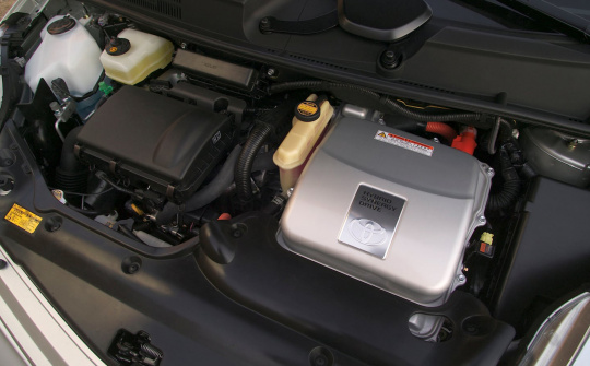 Tại sao Toyota tiếp tục sử dụng công nghệ pin 25 năm tuổi?