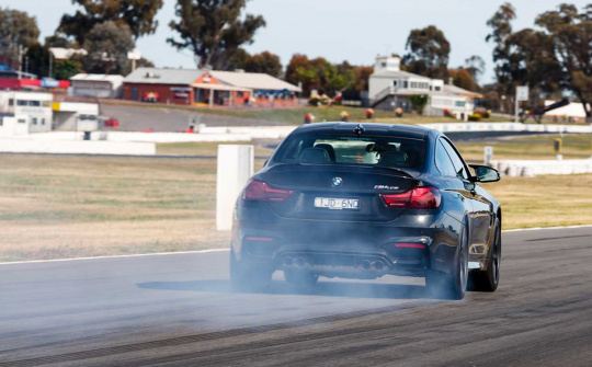 Những yếu tố ảnh hưởng đến khoảng cách phanh khi lái xe ô tô