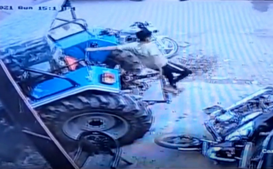 Trẻ em lái máy kéo lao như tên bắn, 3 người thoát chết, 2 nhập viện