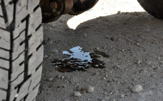 Nguyên nhân và cách khắc phục ô tô bị rò rỉ dầu vi sai