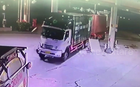 Container mất lái tông xe tải, đâm xuyên trạm xăng
