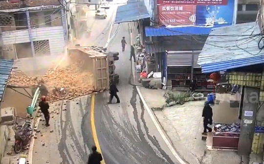 Vào cua 'tử thần', xe tải lật khiến 3 người thương vong