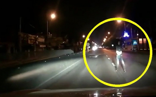 Thanh niên biểu hiện bất thường chặn đầu ô tô lúc 1h sáng và cái kết