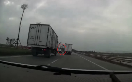 Cà khịa tạt đầu ô tô tải, xe con lật ngửa bụng bên đường