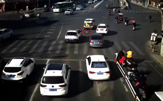 Em bé bay khỏi ô tô khi xe đang chạy qua ngã tư