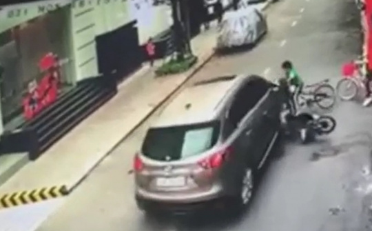 Nghi nữ tài xế nhầm chân ga tông 3 trẻ nhỏ đi xe đạp văng xuống đường