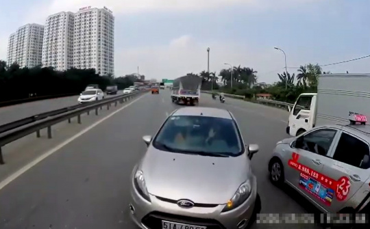 Lao ô tô vào làn ngược chiều, tài xế bấn loạn khi bị chặn đầu