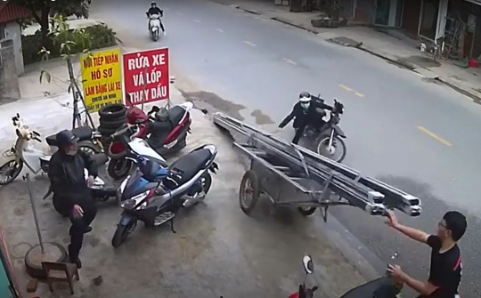 Xe chế chở sắt bay thùng lao thẳng vào thanh niên rửa xe