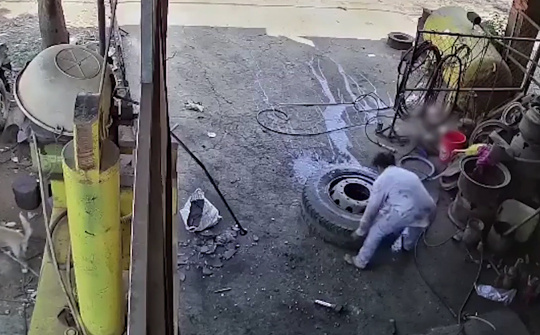 Lốp xe tải phát nổ thổi bay thợ vá lên không trung tại Bình Phước