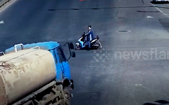 Tài xế xe bồn cay đắng sau cố gắng tránh xe máy vượt đèn đỏ