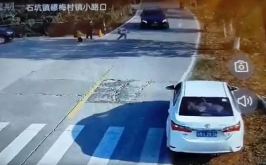 Pha bẻ lái xuất thần cứu sống em bé chạy sang đường