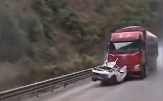 Xế hộp bị ô tô tải đâm kéo lê đến bốc cháy