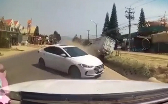 Xế hộp lấn làn gây tai nạn liên hoàn trên QL 20