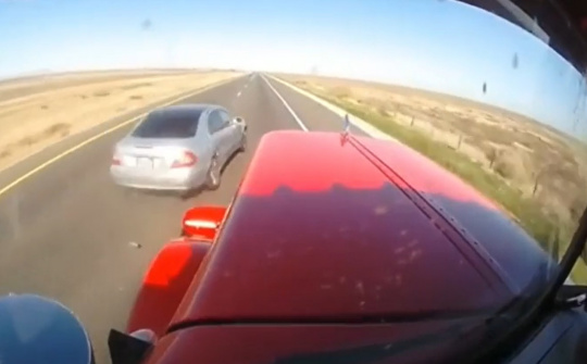 Hai xế hộp 'nắn gân' xe đầu kéo và cái kết