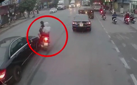 Tạt đầu container, 2 thanh niên lái xe máy không mũ bảo hiểm tông xe Mercedes