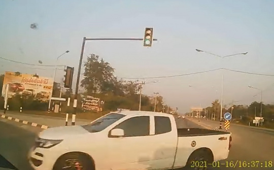 Vượt đèn đỏ, bán tải nhận cú đâm sốc