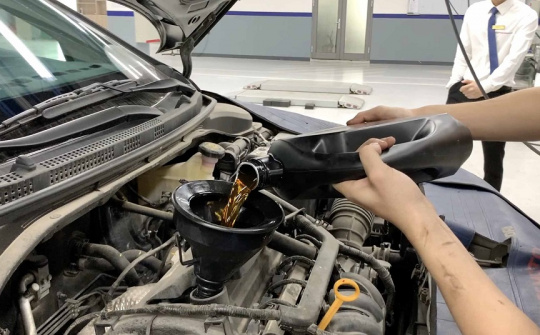 Xe ô tô cần được thay dầu khi nào?