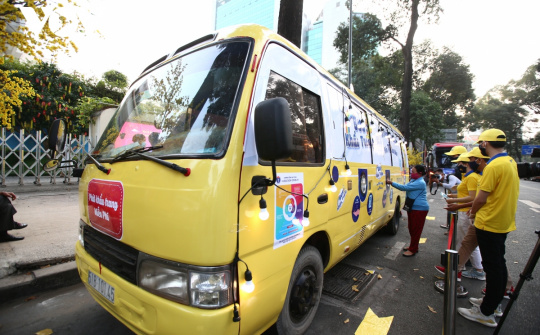 Xe buýt phát khẩu trang tự động, miễn phí xuất hiện tại TP.HCM