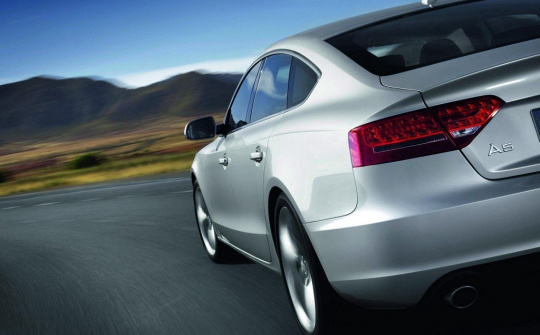 Kỹ năng lái xe số tự động an toàn tài xế Việt cần nắm rõ