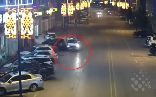 Tài xế lái xe bất thường đâm liên tiếp 8 ô tô sau khi cãi nhau với vợ