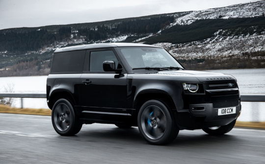 Land Rover Defender V8 mới: Mạnh mẽ trên mọi địa hình