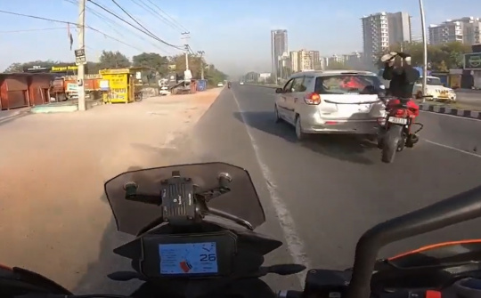 Ô tô dừng giữa đường, mô tô đâm hất bay người lên không trung