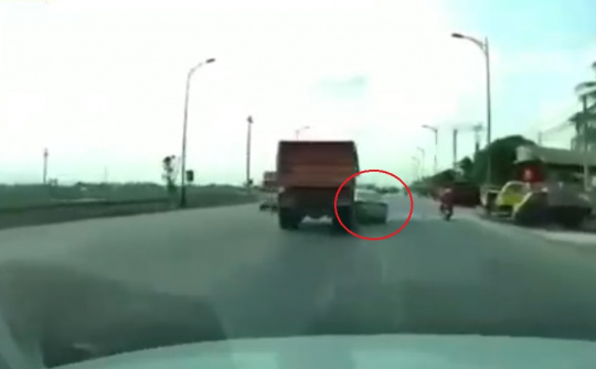 Liều tạt đầu xe tải và cái kết đau đớn cho ô tô con