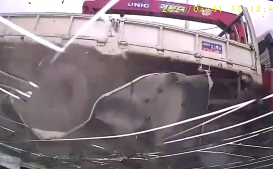 Xế hộp đâm ô tô tải lật ngửa giữa ngã tư tại Hòa Bình