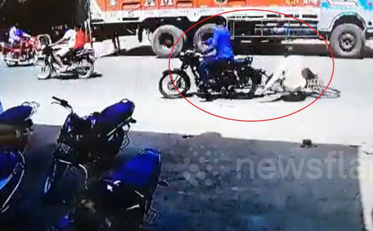 Tài xế xe máy ném xe đạp vào ông cụ gây phẫn nộ