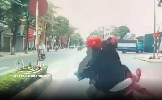 Tình huống xe máy va chạm ô tô đâm vào cửa nhà dân gây tranh cãi