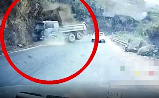 Khoảnh khắc xe ben chở cát tông vách núi kinh hoàng