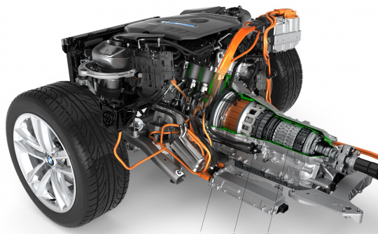 Khi đạp ga xe điện, hiện tượng gì xảy ra để xe tăng tốc?