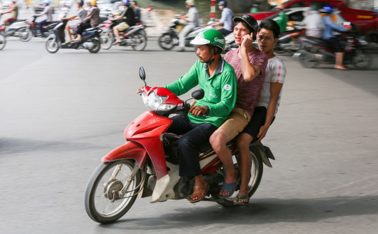 Đi xe máy chở 3 bị phạt bao nhiêu năm 2021?