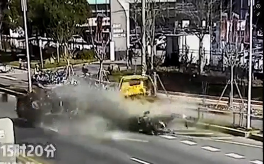 Tông đuôi xe cứu hộ ở tốc độ cao, BMW nát bét