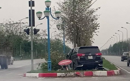 Xe 7 chỗ tông liên tiếp 3 xe máy ô tô tại Hà Nội